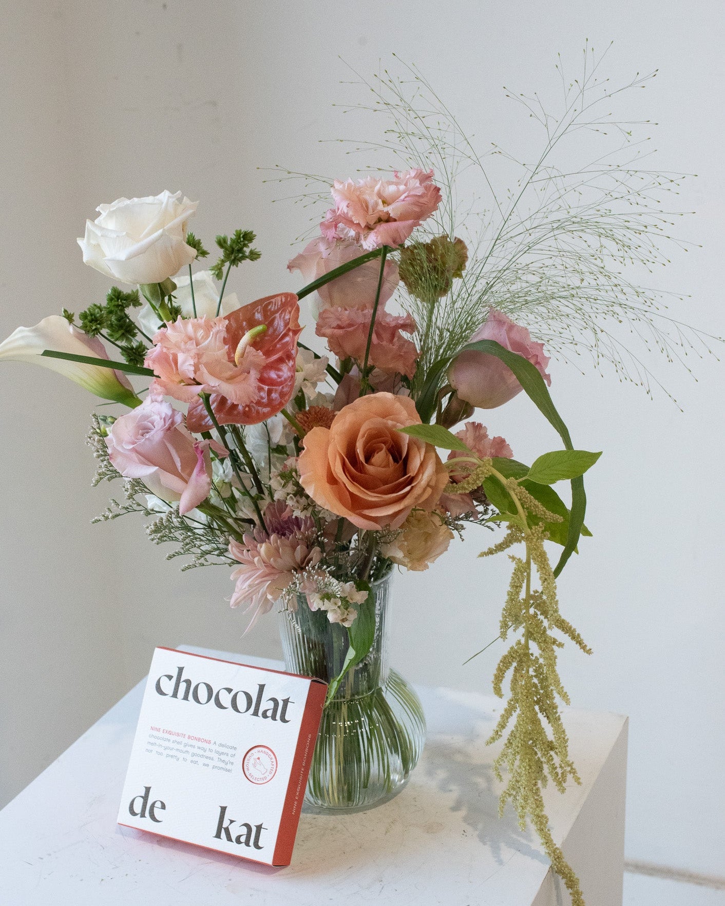 Glass Vase + Chocolat De Kat Bundle